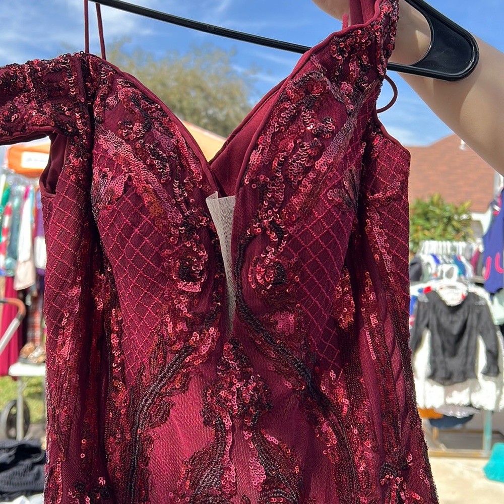 Nice beautiful dress worn only once!! Size Xs !! Maroon color!!